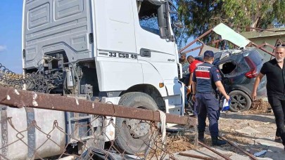 Mersin'de feci kaza! Araçla tır kafa kafaya çarpıştı: Ferdi Fodul  yaşamını yitirdi 6 yaralı