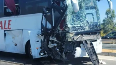 Aydın'da feci kaza! Yolcu otobüsü,  iş makinesine çarptı: 1'i ağır 8 yaralı