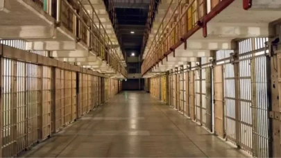 Cezaevine yollanan gizemli mektuba dokunan posta görevlisi,  hayatını kaybetti