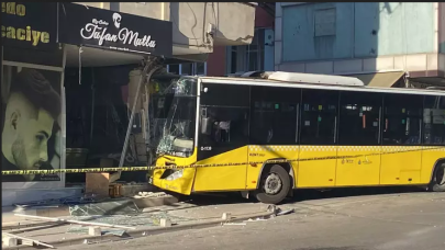 İETT otobüsü berber dükkanına daldı: 6 yaralı