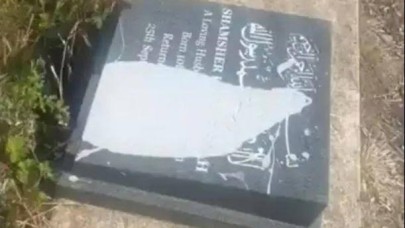 İngiltere'de müslüman mezarlığına hain saldırı!