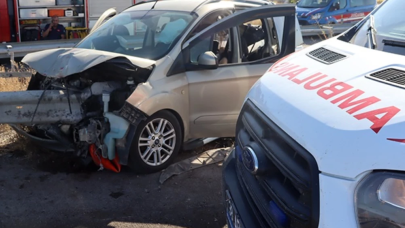 Kayseri'de feci kaza! Otomobil bariyerlere saplandı: Aynı aileden 2 kişi öldü 4 yaralı!