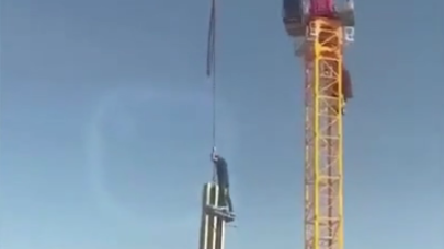 Vincin tepesinde hiçbir önlem almadan çalıştı: Sosyal medyada infiale neden oldu!