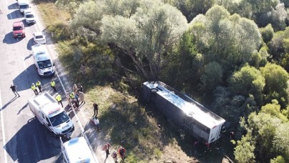 Erzincan'da yolcu otobüsü devrildi. Ölü ve yaralılar var