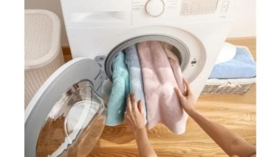 Çamaşır makinesini boşaltırken elektrik çarptı: Saime Topçu öldü