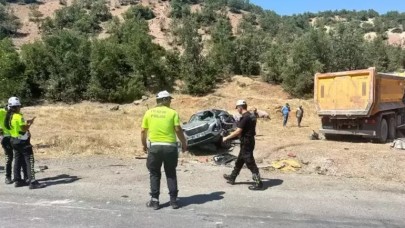 Tunceli'de feci kaza. Kamyonla çarpışan cipteki Emrullah Korkmaz ve oğlu öldü. 6 kişi yaralandı