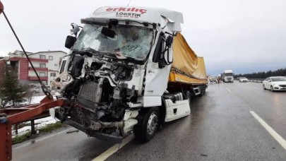 Tersun Dağı'nda makarna yüklü tır devrildi