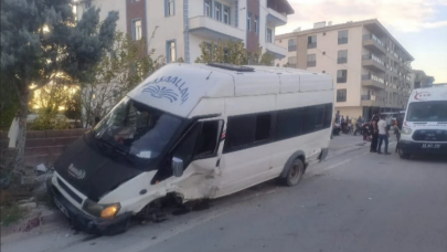 Aksaray'da minibüs ile otomobil çarpıştı: 7 yaralı