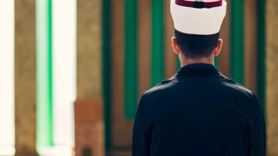 Konya'da müftü aracında uygunsuz yakalandı: Çarşaflı karısını götürüp 'O bendim' dedirtti!