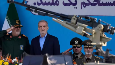 İran yeni silahlarını sergiledi! İşte  Pezeşkiyan'ın dikkat çeken açıklaması