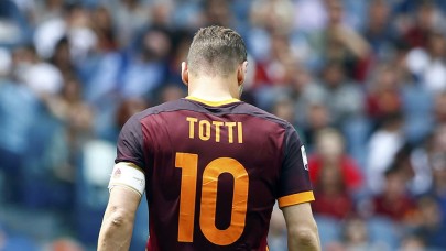 Efsane futbolcu 48 yaşında futbola geri dönüyor!