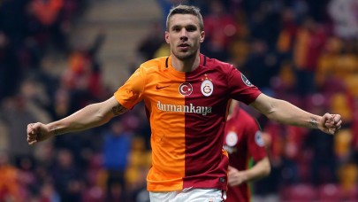 Lukas Podolski futbola veda etti!