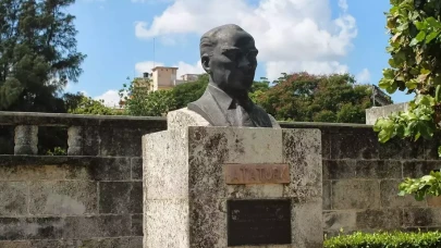 Ayvalık'ta Atatürk heykeline balyozlu saldırı!