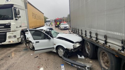 Bolu'da korkunç kaza: Otomobil tıra çarptı,  sürücü ağır yaralandı