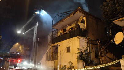 Pendik'te iki katlı ev alev alev yandı