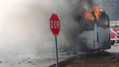 Antalya'da tur otobüsü cayır cayır yandı