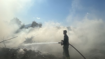 Yol kenarındaki otlar tutuştu,  dumanlar yolu kapladı
