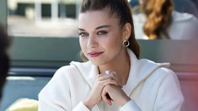 Afra Saraçoğlu'nun 'hayatımın elbisesi' notuyla paylaştığı kombin eleştirilerin hedefi oldu