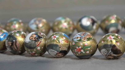 Minyatür Sanatçısı Arya Kamalı’nın Tespih Üzerindeki Mikro Sanatı  İlgi Odağı Oldu!