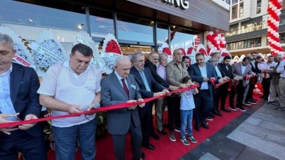 AK Partili başkan,  Burger King açılışını "Zulmü alkışlayamam" şiiriyle savundu.