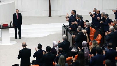 Mecliste dikkat çeken görüntü: Cumhurbaşkanı Erdoğan salona girdi,  yalnızca bir parti ayağa kalkmadı