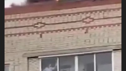 Yangın sırasında cam silmeye devam etti!