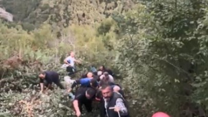 Artvin’de traktör uçuruma yuvarlandı