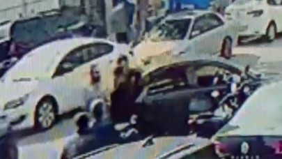 Avcılar'da bıçaklı yol verme kavgası büyüdü: 3 yaralı