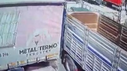 Konya'da feci kaza: Tırların arasında sıkıştı!