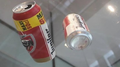 Sergilenen sanat eserlerini çöp sanıp attı