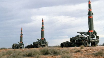 İran,  İsrail'e yönelik saldırılarda kullandığı füzeleri tanıttı