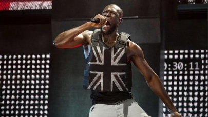 Gizemli sokak sanatçısı Banksy tarafından tasarlanan yelek açık artırmaya çıkyor!