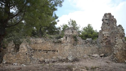 Syedra Antik Kenti'ndeki tiyatro gün yüzüne çıkarılıyor