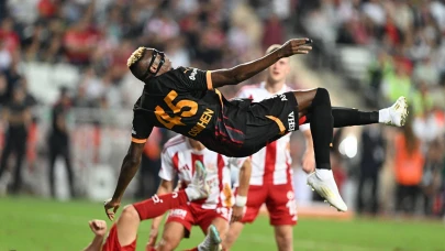 Victor Osimhen,  dünyanın en iyi futbolcusu ödülüne aday gösterildi!