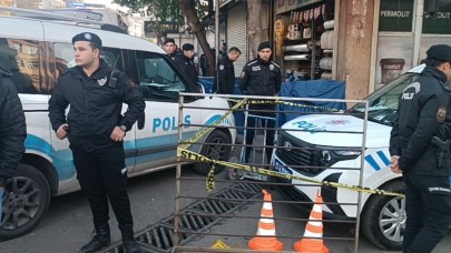 Sokak ortasında eşini katletti sonra kendine kıydı