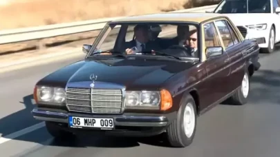 MHP Lideri Bahçeli,  Ankara sokaklarını bu şarkıyla turladı,  aracın kontağındaki detay dikkat çekti