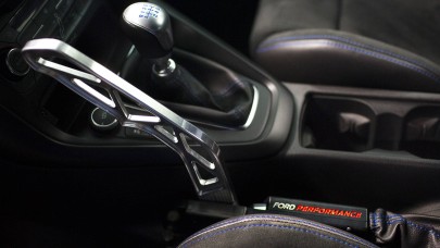 El frenini çekmeyi unuttuğu araç kendi sürücüsüne çarptı!