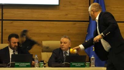 Gürcistan’da seçim gerginliği: Seçim Komisyonu Başkanı’na boyalı saldırı