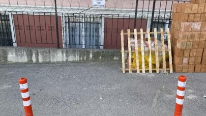 Tekirdağ’da şaşırtan olay: Vatandaş,  kaldırımı tel örgüyle kapattı