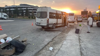 İşçi servisi ile tır çarpıştı!