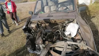 Yolcu treni hemzemin geçitte otomobile çarptı: Mucizevi kurtuluş!