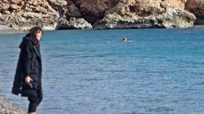 Antalya'da hava 15 derece,  bazı vatandaşlar denize girdi