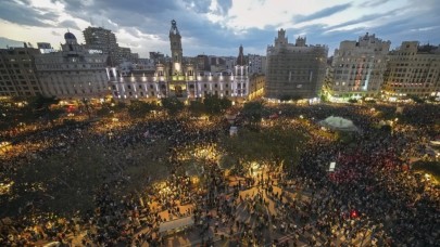 Valensiya'da İspanya hükümetinin sel felaketine müdahalesi protesto edildi