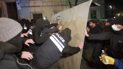 Gürcistan'da AB üyelik müzakerelerinin askıya alınması protesto edildi