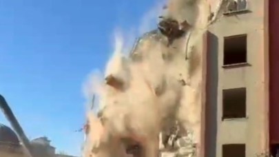 Depremde ağır hasar alan bina tek dokunuşla yerle bir oldu