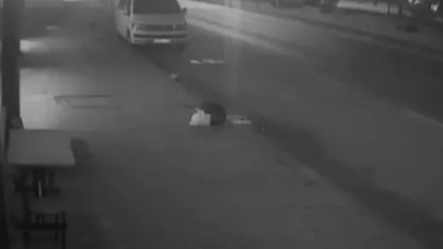 Otomobilin gelinlikçi dükkanına çarptığı kazada hasar oluştu