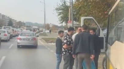 Aracını otobüs durağına çekti,  kendisini uyaran şoföre silah çekti