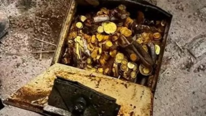 Tesisatçı,  tadilat esnasında bir teneke altın buldu!