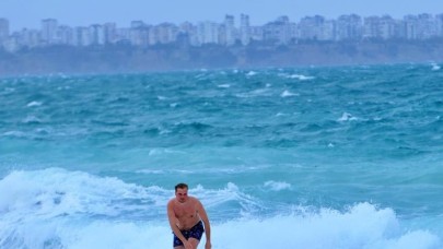 Rus turist fırtınanın oluşturduğu dev dalgalar arasında denize girdi