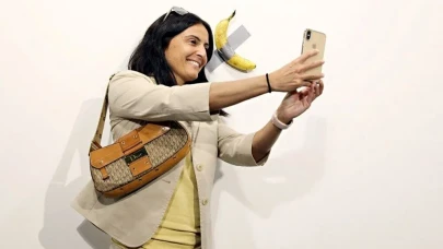 Sanat dünyasını ikiye bölen duvara bantlanmış muz rekor fiyata satıldı